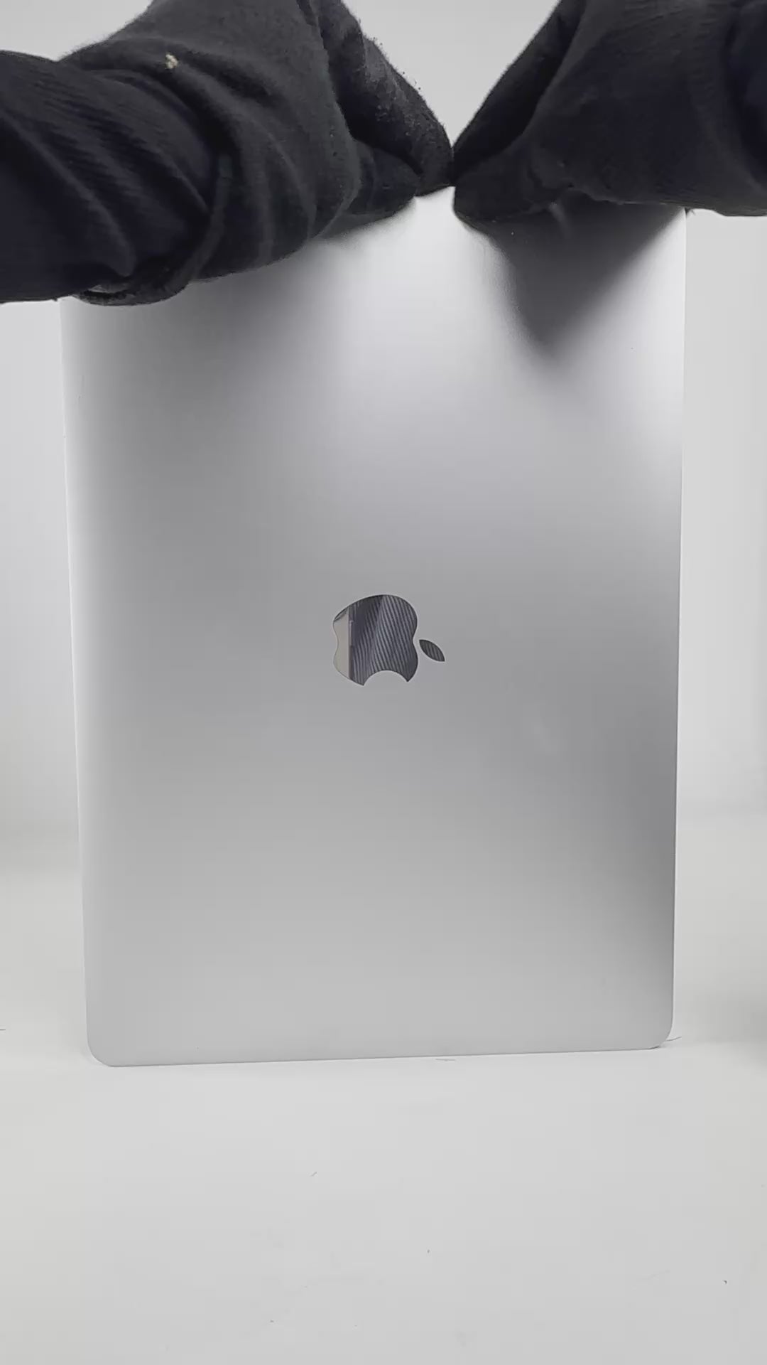 MacBook Pro (2022) - 13 inch - M2 - 8GB+256GB - Silver - Pre-owned